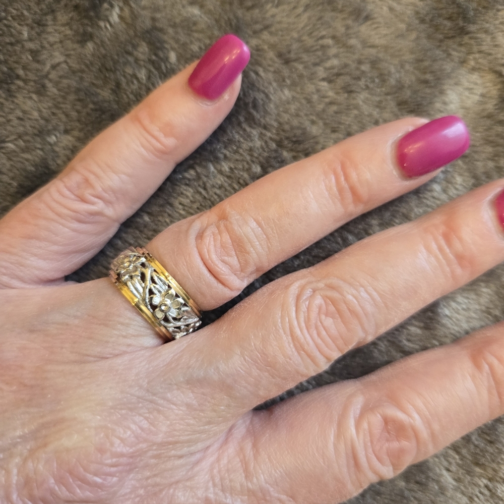 14k Two Tone Gold Floral Band, Approx SZ 4.5 - 4.75